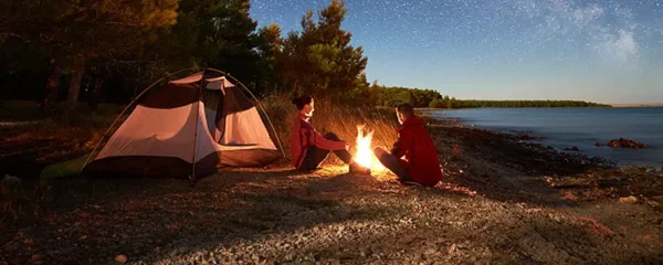 soiree conviviale autour d un feu de camp en bord de plage