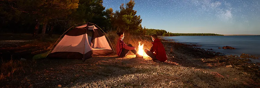 soiree conviviale autour d un feu de camp en bord de plage